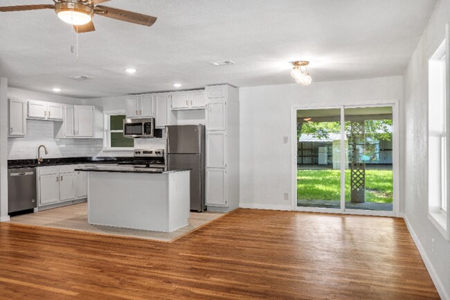 Building Photo - 705 E 9th Ave