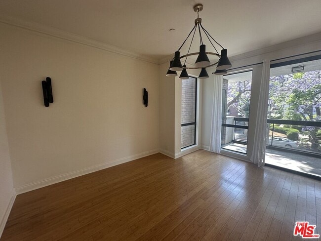 Building Photo - 324 N Palm Dr