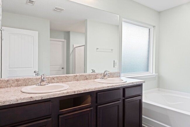 Building Photo - Redstone Commons 4bed/2bath Available Now!