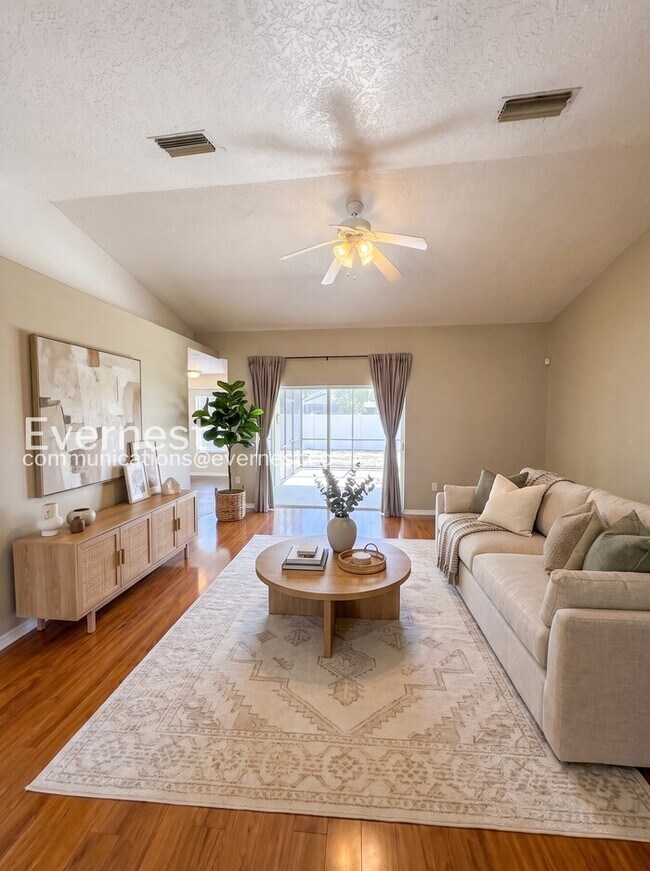 Building Photo - 3 Bed/2 Bath Home with Fenced Yard & Garage / Pet-Friendly / Available Soon!