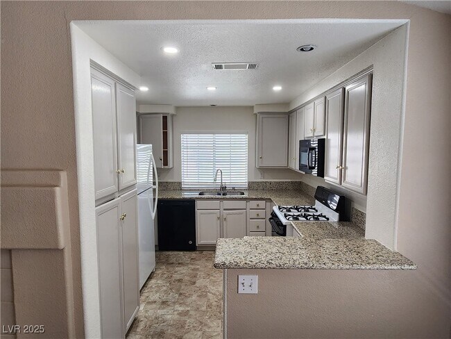 Building Photo - 5201 S Torrey Pines Dr