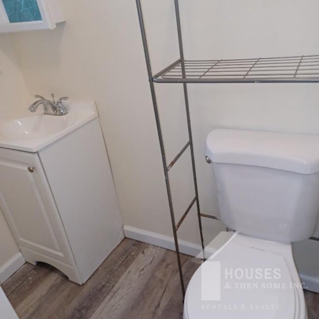 Building Photo - 122 Owens St