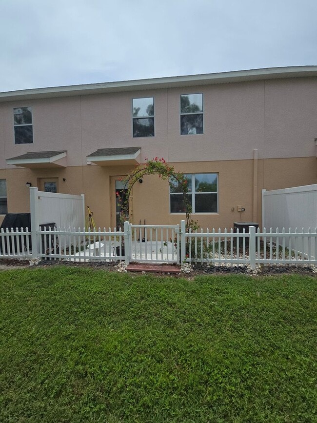 Building Photo - Modern 3 Bedroom 2.5 Bath in Gibsonton