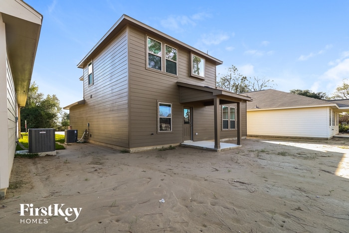 Building Photo - 14705 Country Club Dr