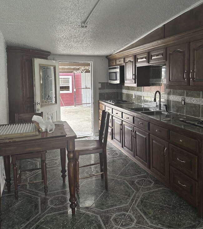 Building Photo - 1410 Burke Dr