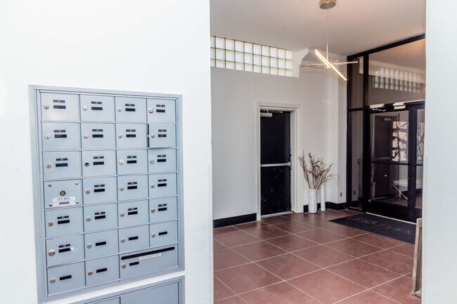 Building Photo - Luxury Two Bedroom Unit in  Downtown Business District