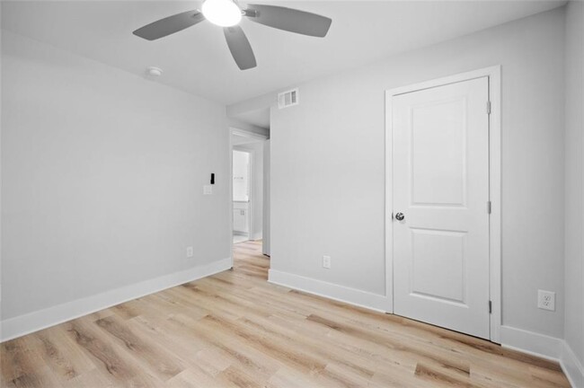 Building Photo - 1060 Oak St SW