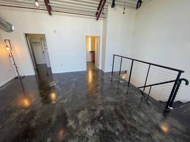 Building Photo - Sleek and Sophisticated: Upscale 1-Bdrm/2b...