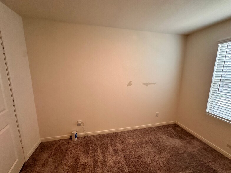 Building Photo - Room in House on Maple Ter