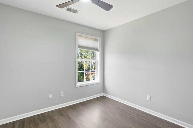 Building Photo - Bright and Airy Three Bedroom Home in Lake Linden! *MOVE IN SPECIAL AVAILABLE*