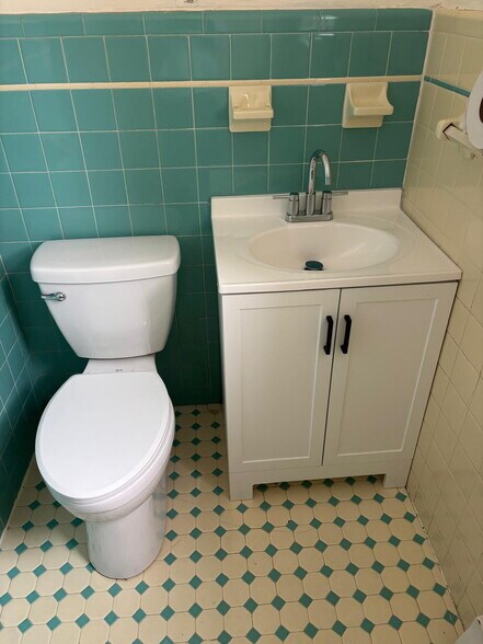 New renovated Bathroom - 1607 S Olden Ave