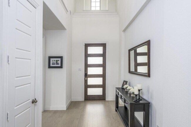 Building Photo - 2302 Royal Dove Ln