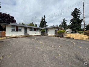 Building Photo - Milwaukie Tri-plex, 2-Bedroom, Near Transp...