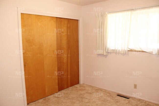 Building Photo - 2433 Tamarac Dr