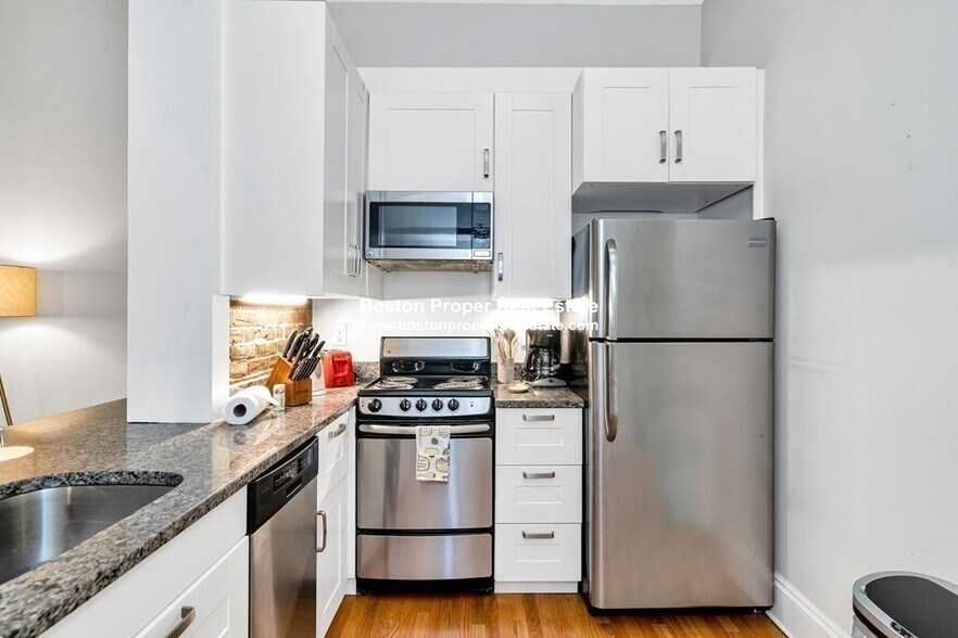 Building Photo - 140 Beacon St