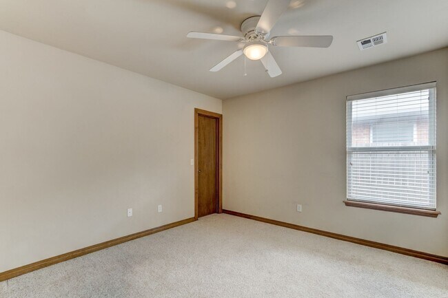 Building Photo - $500 Off First Month's Rent Move In Special!! Duplex in Yukon, Available Now!