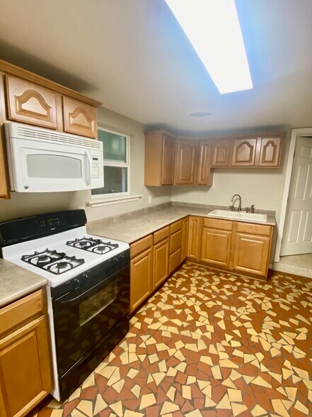 Kitchen- lots of cabinet space - 2912 Delille St