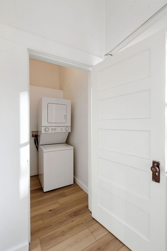 Building Photo - 331 Roberts St