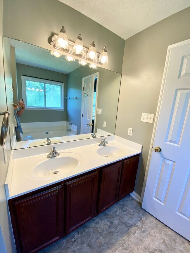 Building Photo - Beautiful 4 Bedroom Home In Hunter's Creek