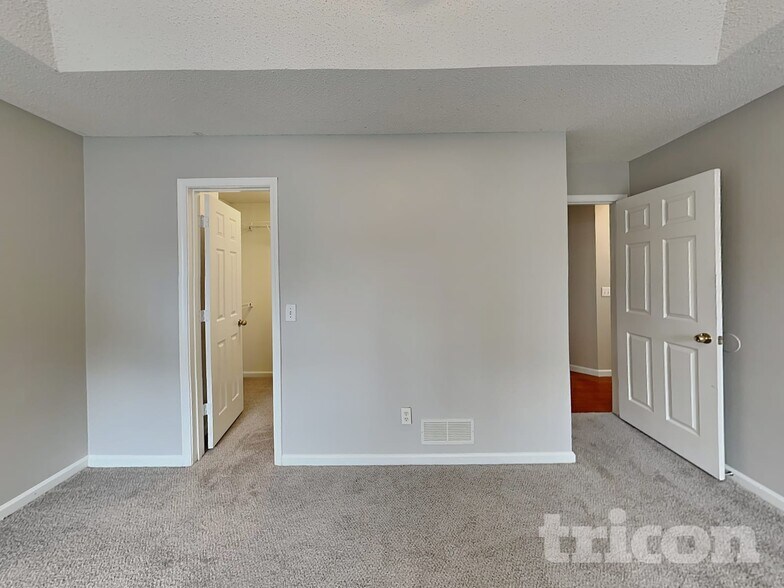 Building Photo - 5005 Hyacinth Ln