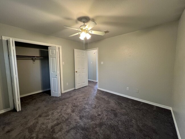 Building Photo - Awesome 4 bdrm/2.5 ba in La Brisas