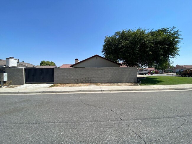 Building Photo - Newley Remodeled 3 BD 2 BA house on corner...