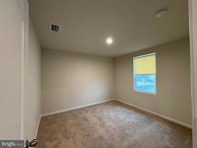 Building Photo - 27003 Greenleaf Dr