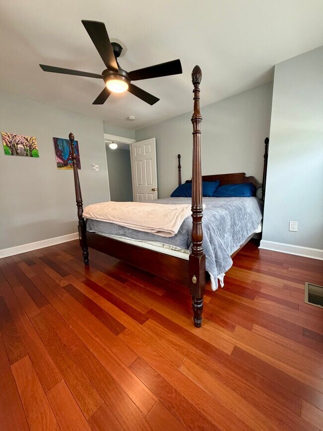 Building Photo - Stunning 4-Bed/2-Bath Home in the heart of Lansdowne! Available First Week of September!