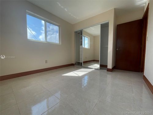 Building Photo - 107 SW 18th Ct