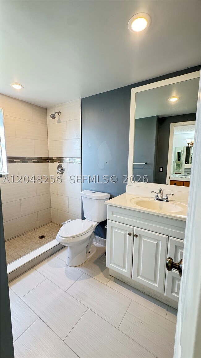 Building Photo - 5525 N Lakewood Cir