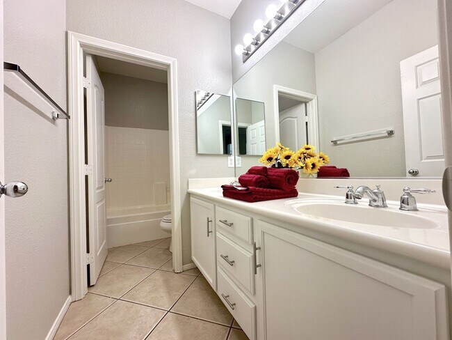 Building Photo - Available For viewing May 1, 2026. Beautiful SW Las Vegas Home. 4 Beds 2.5 Bath.