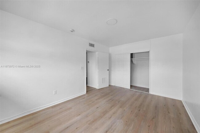 Building Photo - 10001 W Bay Harbor Dr