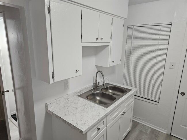 Building Photo - 515 Margil St