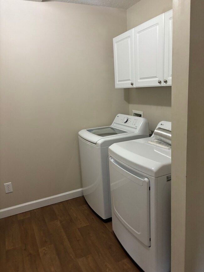 Building Photo - 162 W Hampton St