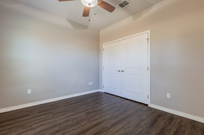Building Photo - Charming open floor style home!