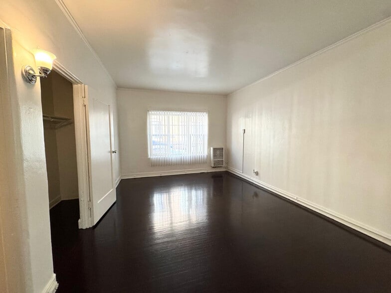 Building Photo - 636 N Plymouth Blvd