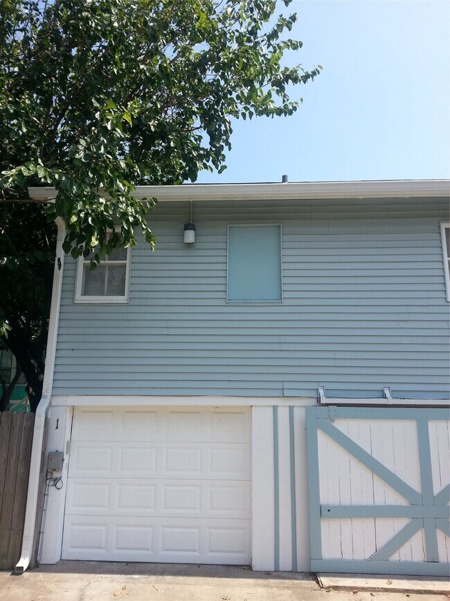 Building Photo - 2924 1/2 Bernardo De Galvez Ave