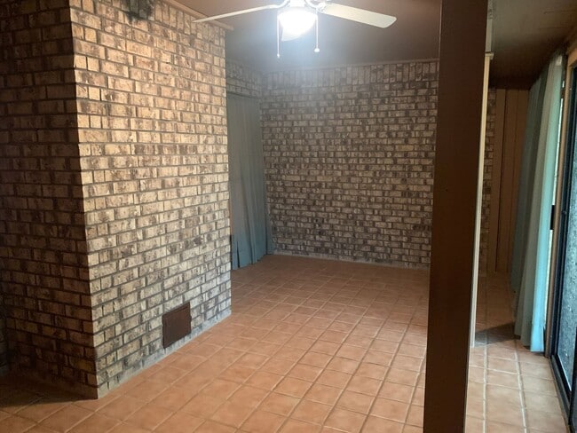 Building Photo - Cozy and Quaint 2 bedroom 2 bath with bonu...