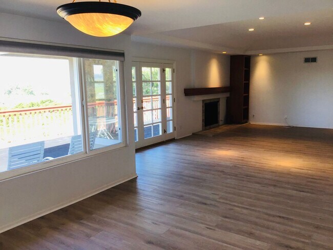 Building Photo - 1021 Trueno Ave