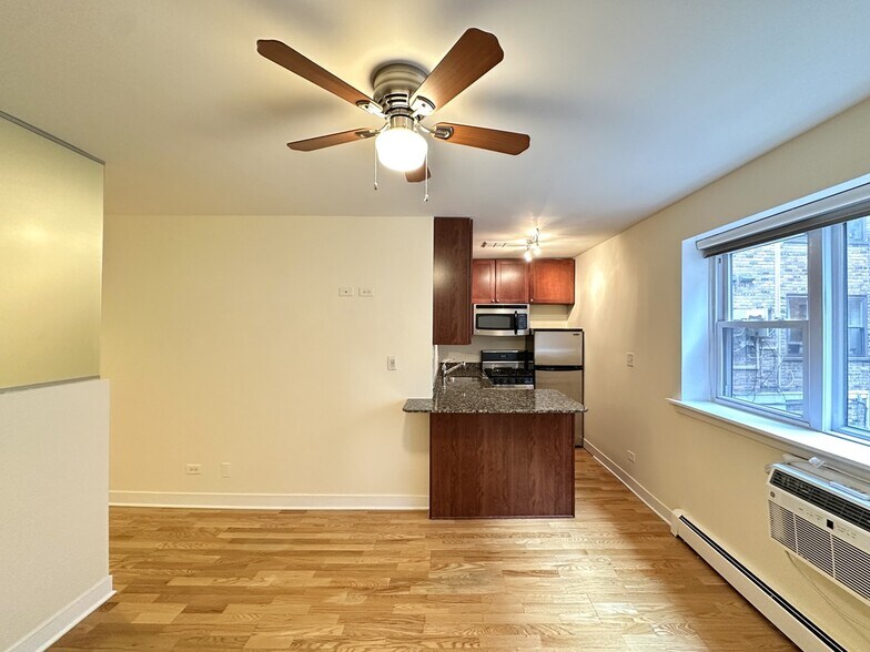 Building Photo - 650 W Wrightwood Ave