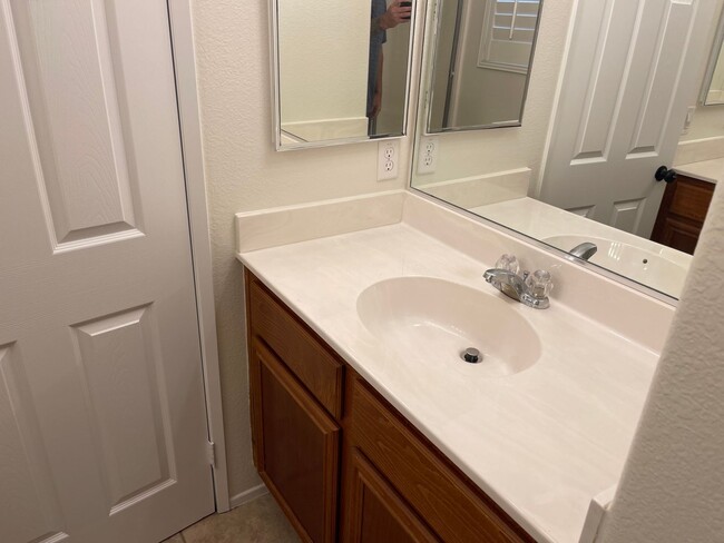 Building Photo - Cozy Town Home For Rent