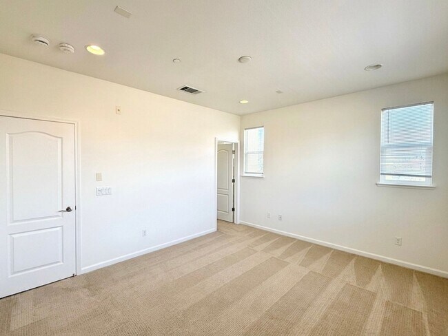 Building Photo - $4,350 / Stunning 3BR/2BA Family Home in Fremont