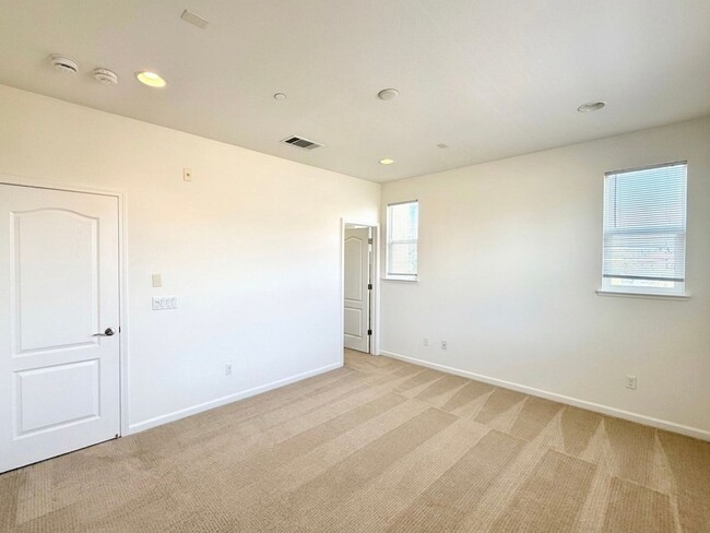 Building Photo - 43845 Paso Pino Common