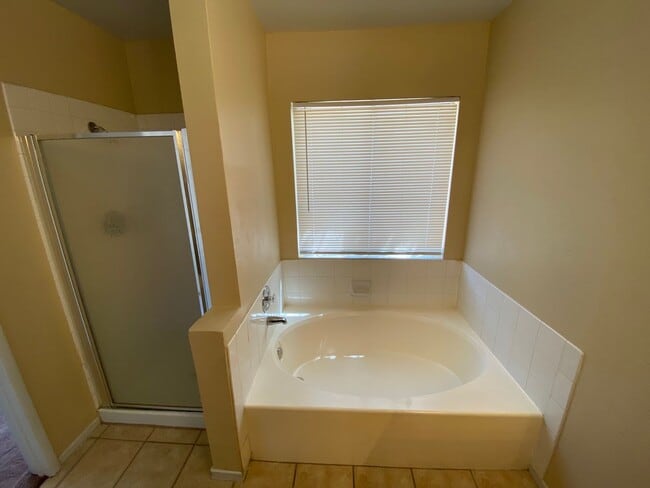 Building Photo - 3 bed, 2.5 bath, 3 car garage home in Nort...