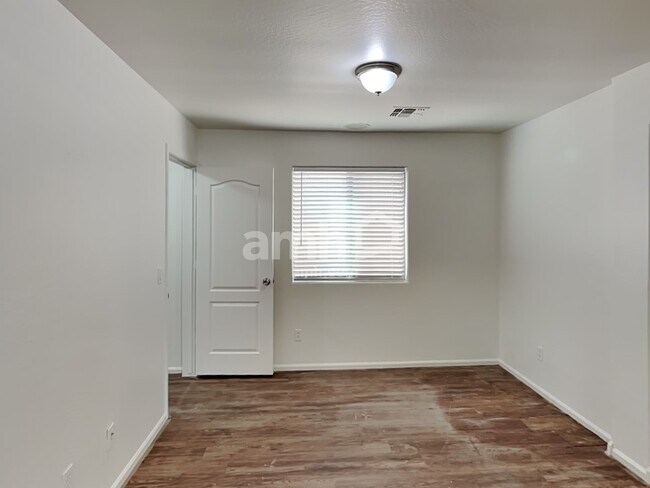 Building Photo - 466 E Penny Ln