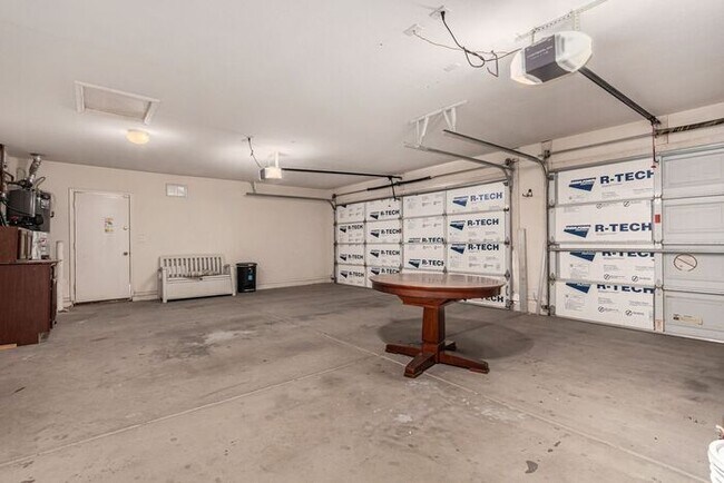 Building Photo - 3-bedroom plus bonus room with 3-car garag...