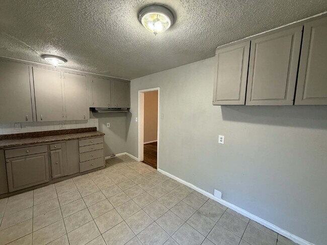 Building Photo - 1047 N New Haven Ave