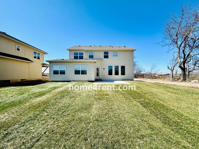 Building Photo - Nearly New Luxury Home in Blue Valley Schools!