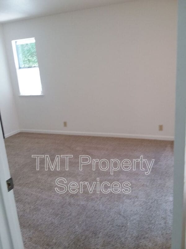 Building Photo - 948 Bluebell Way