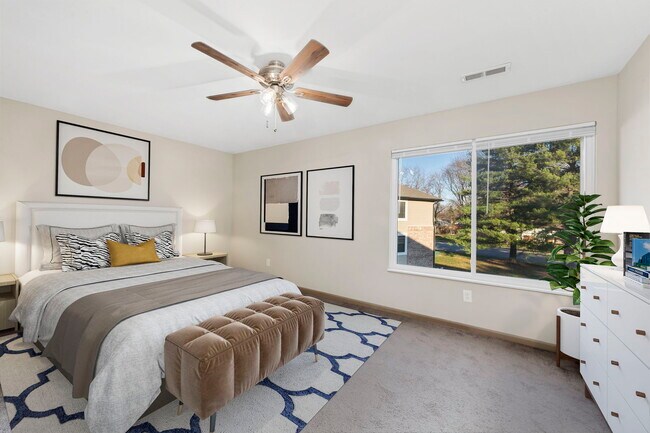 Building Photo - 1070 University Dr